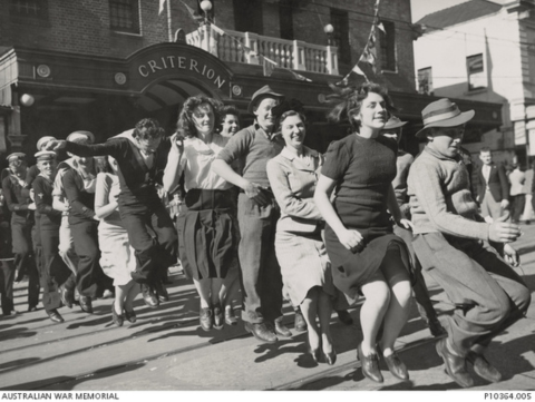 Crowd in Brisbane celebrates Victory in the Pacific Day 1945