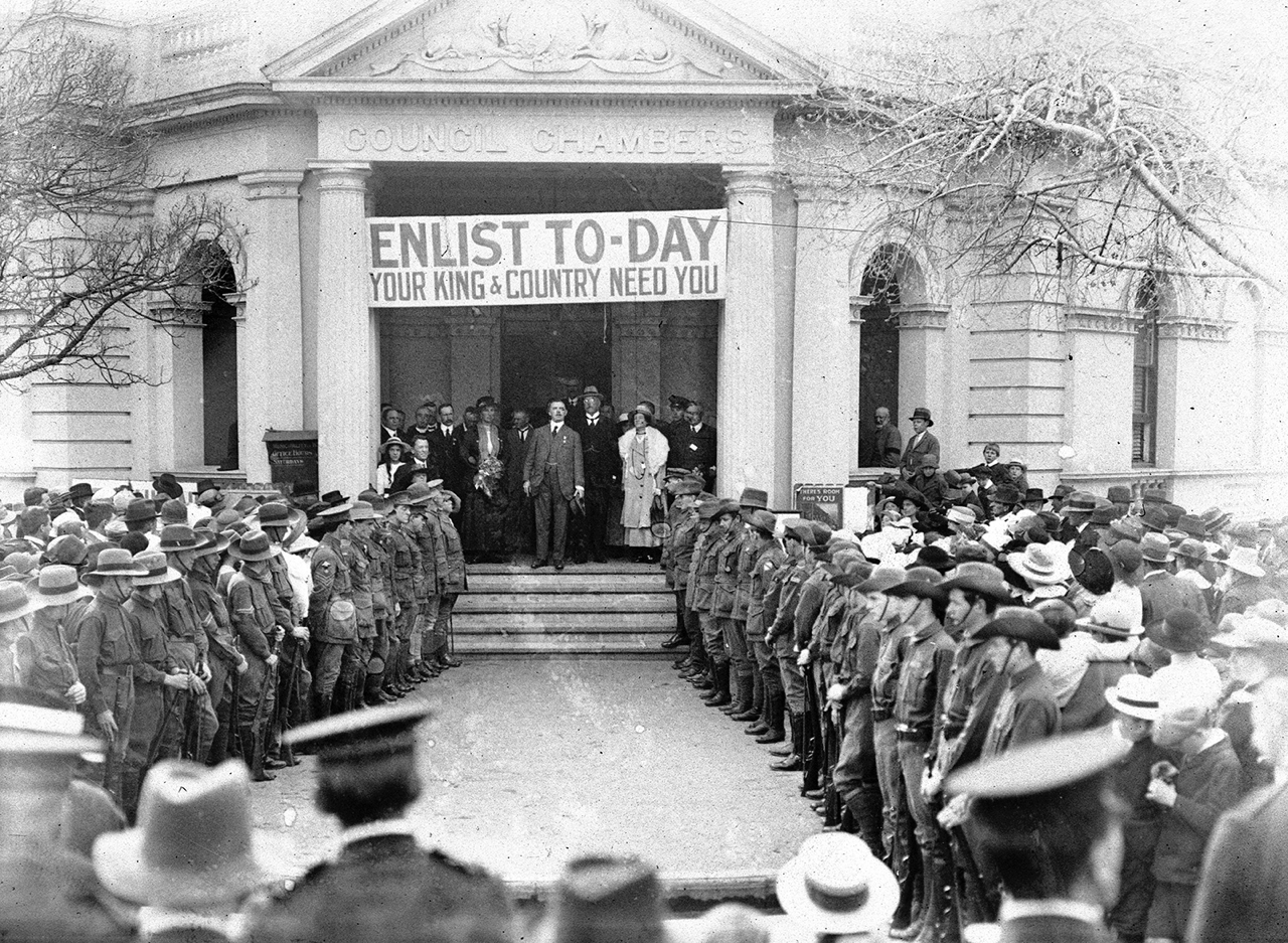 Mayor Edward Collins (centre) welcomes the Governor of New South Wales to ‘the capital of the Riverina’ from the steps of the Council Chambers during the 1918 Wagga Wagga Show. Before him stands a guard of honour made up of returned soldiers and much younger boys.