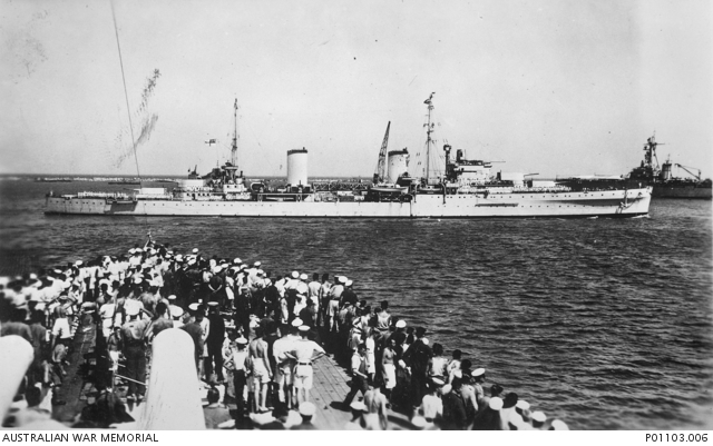 A black and white photo of a crowd watching the HMAS Sydney in Alexandria Harbour
