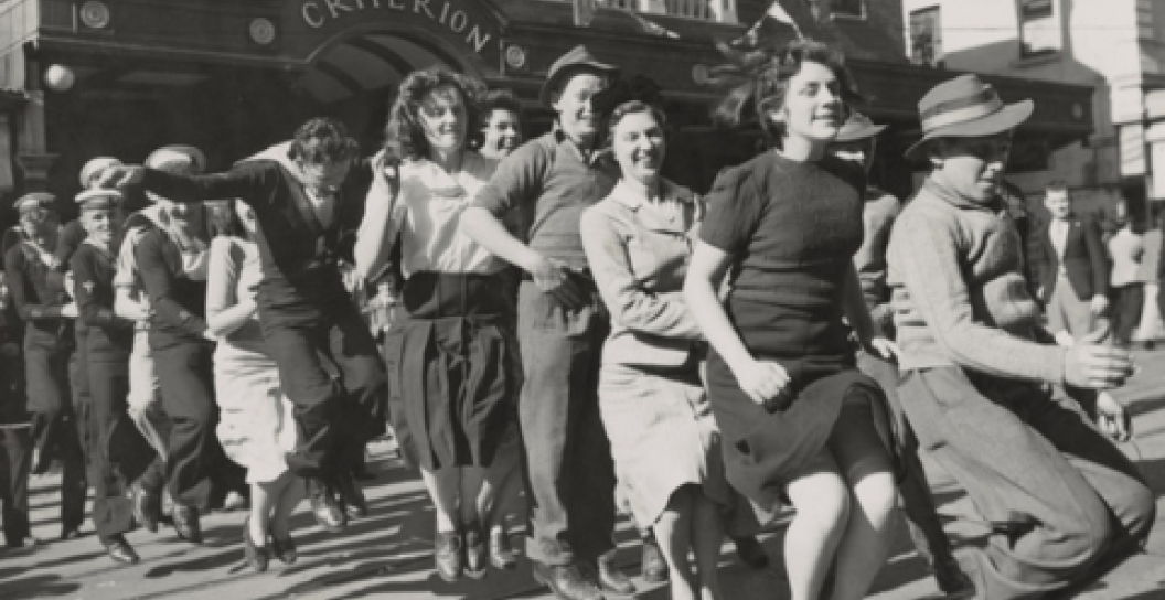 Crowd in Brisbane celebrates Victory in the Pacific Day 1945